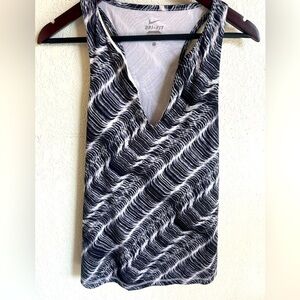 Nike Dri-FIT Women's Athletic Tank Top in Black and White Wave Pattern